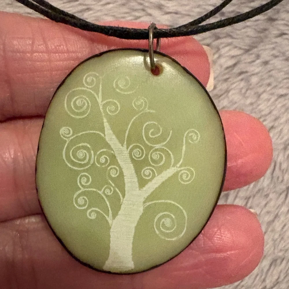 Beautiful etched necklace green tree adjustable - Picture 2 of 4